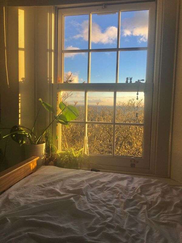 มุมพักผ่อนภายในบ้านโทนสว่าง มีแสงธรรมชาติและบรรยากาศสงบ